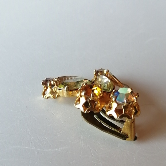 Vintage Austria AB Topaz Peridot Color Stone White Enamel Gold Clip Earrings - Picture 7 of 10